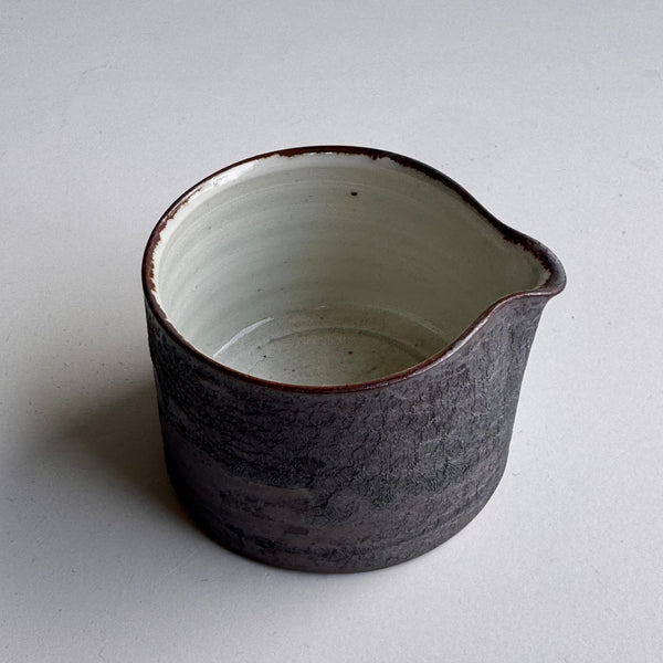 鉄釉片口