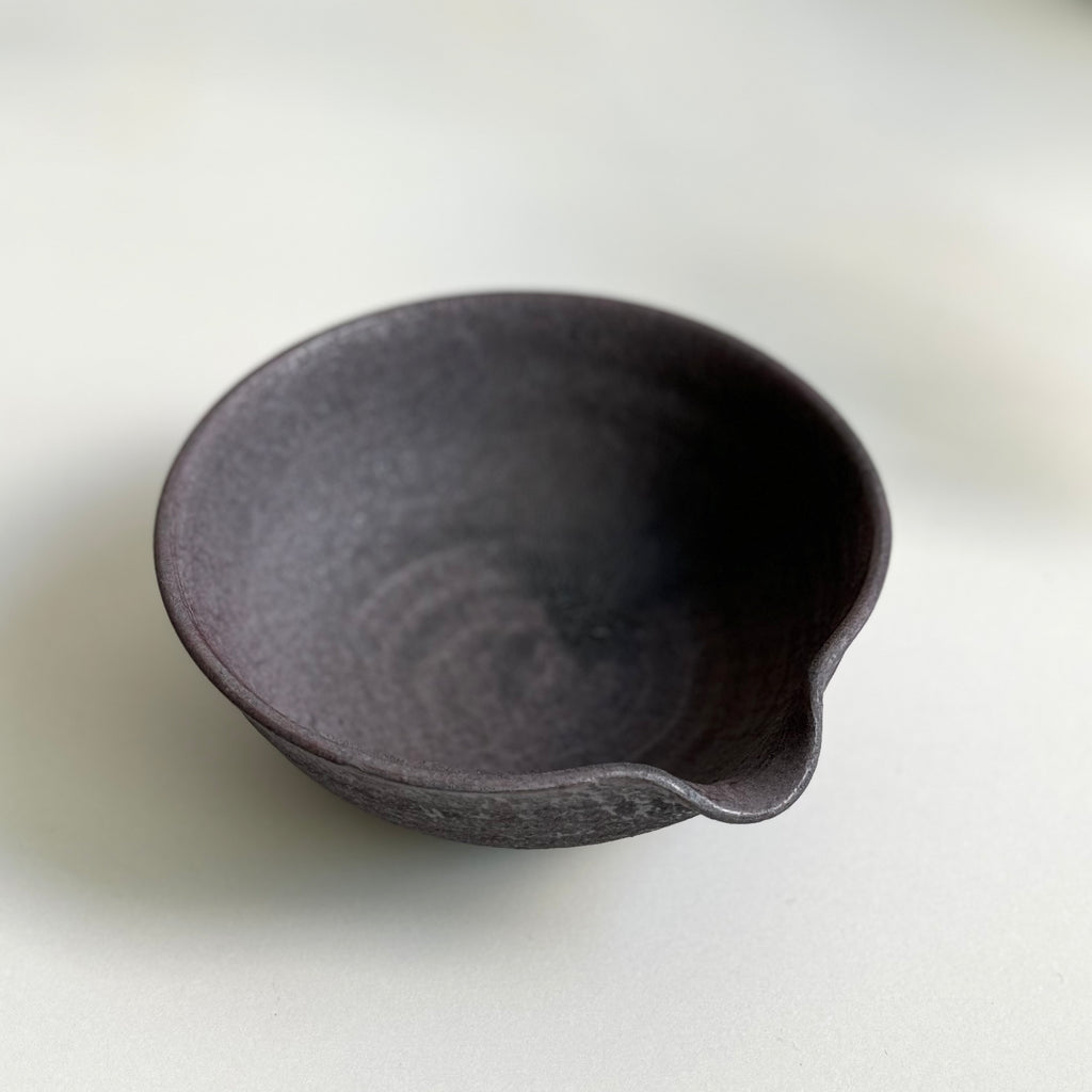 鉄釉片口