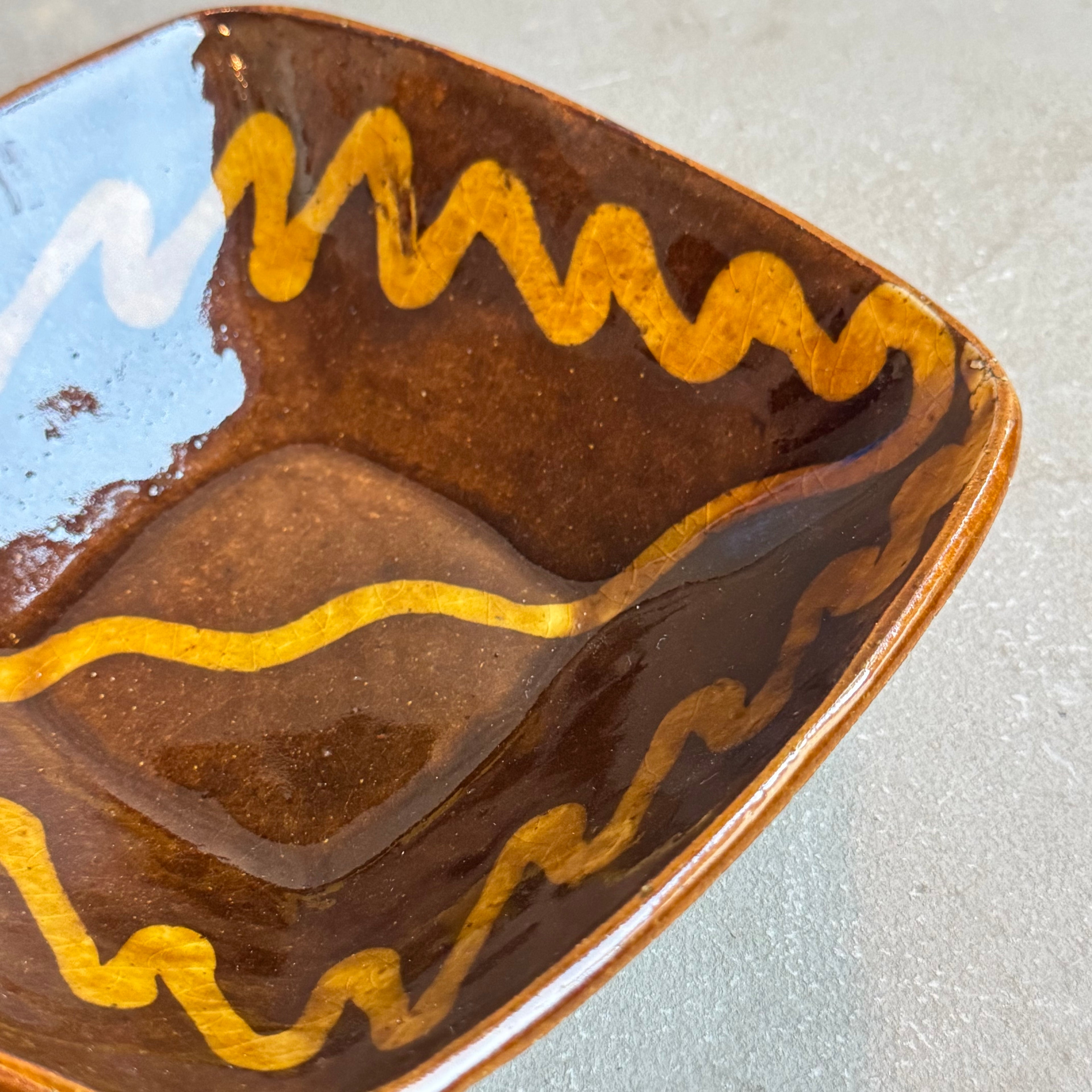 齊藤十郎/ スリップウェア角皿(縁ナミ)