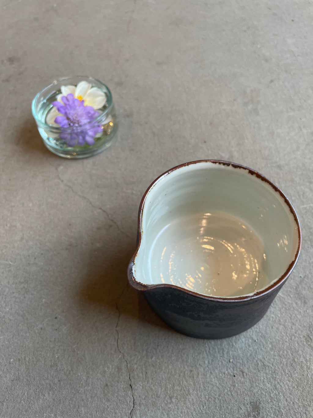 鉄釉片口