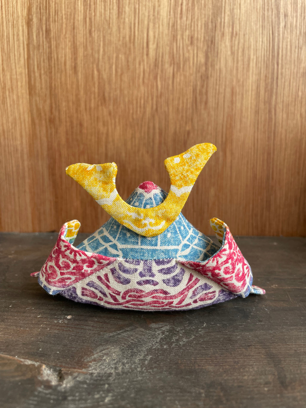 干支木版手染ぬいぐるみ　錦兜